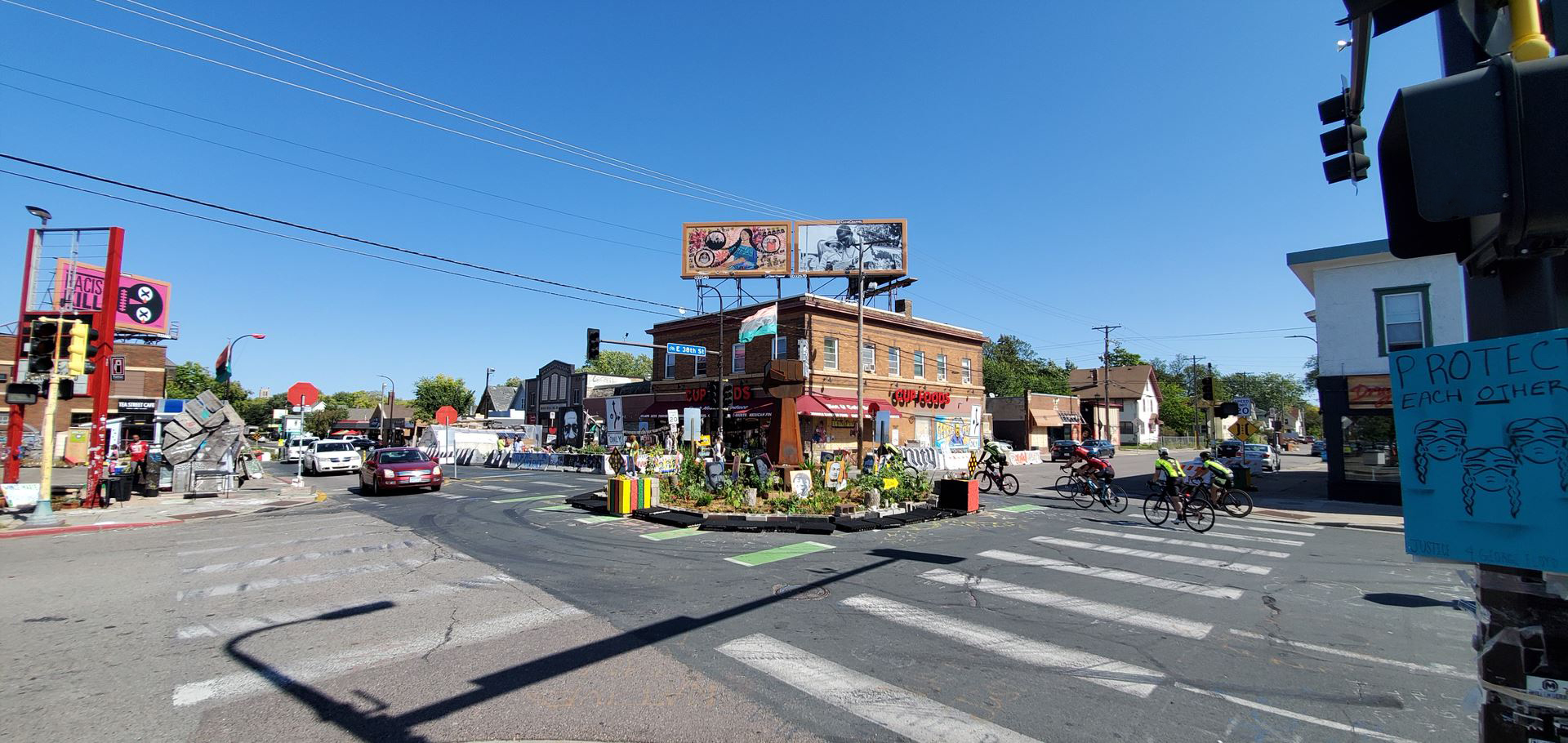 Intersection of 38th St E & Chicago Ave S (orientation: northeast) Intersection of 38th St E & Chicago Ave S (orientation: northeast)