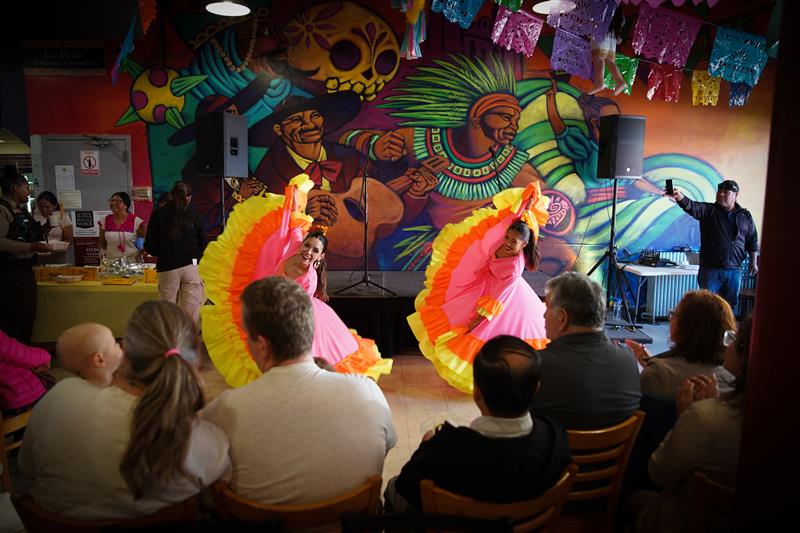The Colombia Live group is performing at the Mercado Central