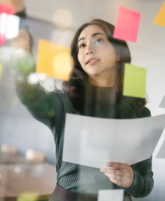 Person in office using post-it notes