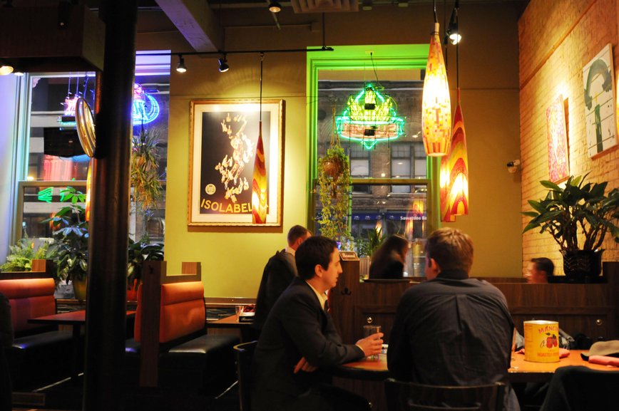 Red neon sign that reads late nite eats