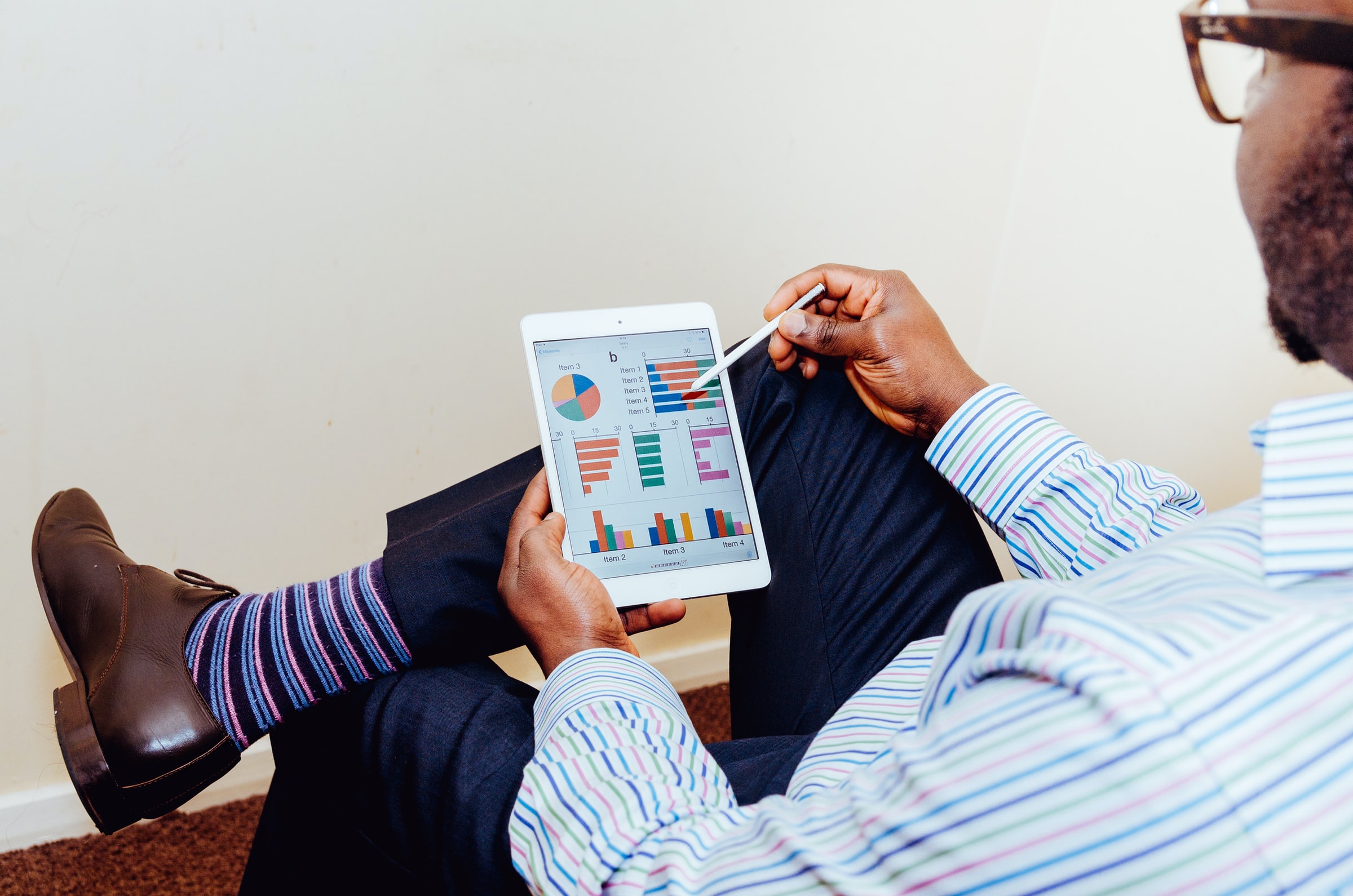 Person looking up data information on computer / tablet