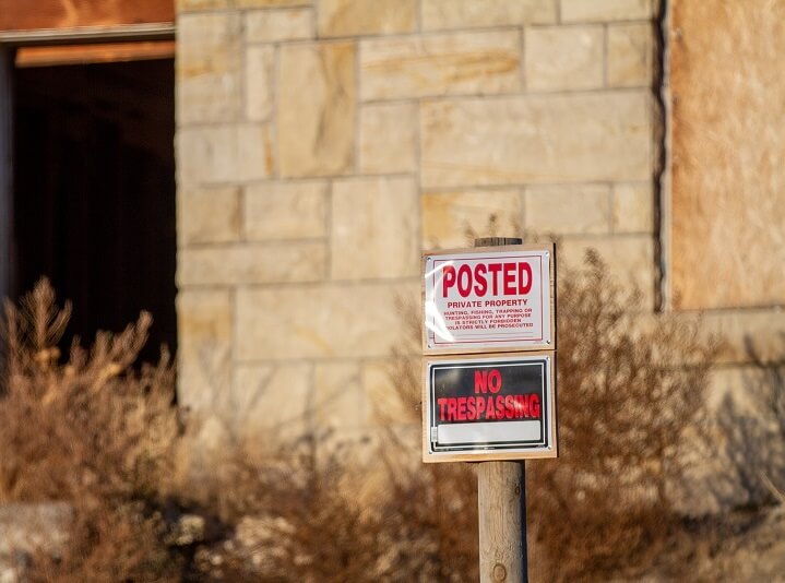 Building with no trespassing sign