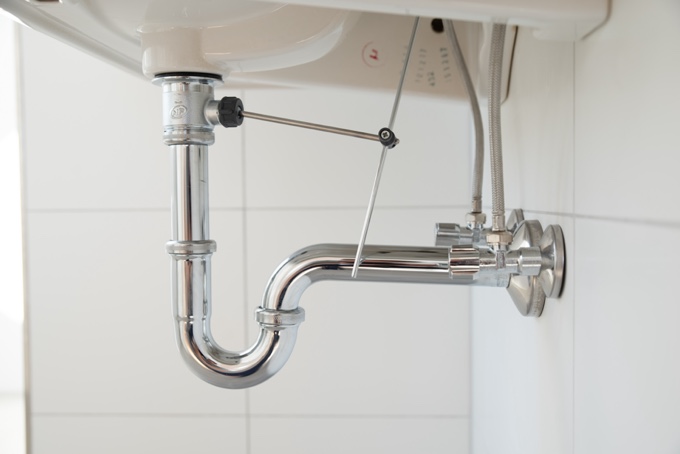 u-shaped pipe under a sink